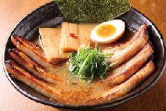 厚さ約1cmの迫力チャーシューらーめん!