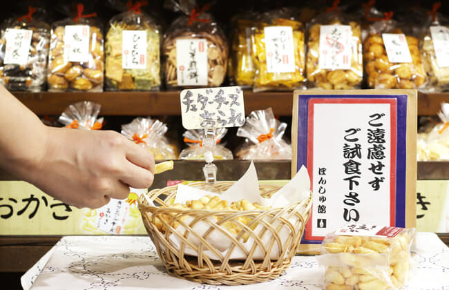 ぽんしゅ館 越後湯沢駅店の利き酒番所の試食あられおかき