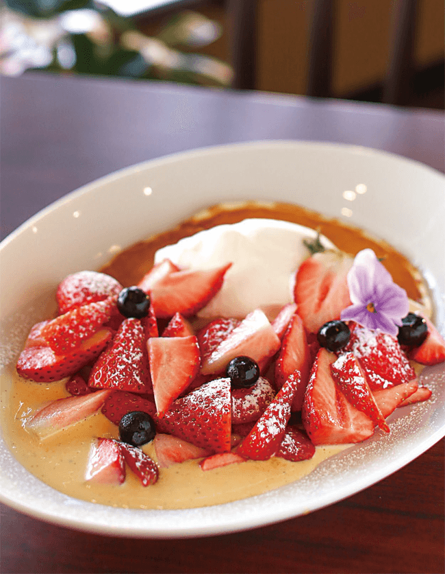 ストロベリーパンケーキ 1,490円※2 〜3人前