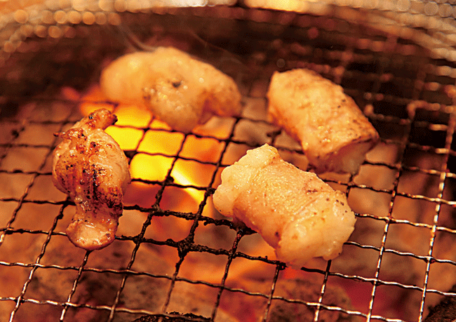 亀田ホルモンのホルモン焼きの様子