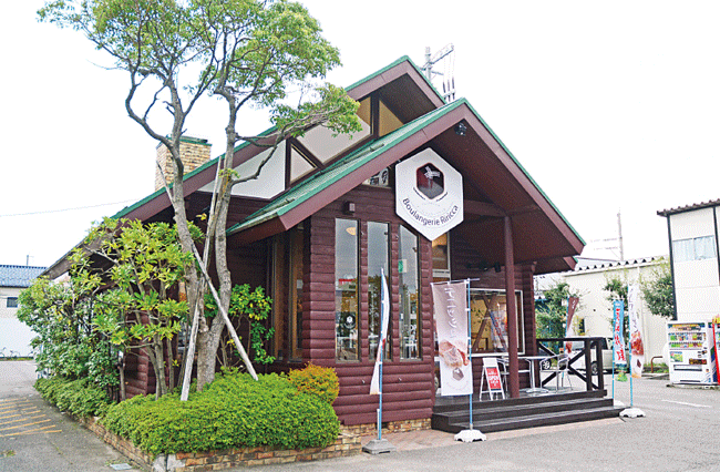 「無尽蔵女池家」「越後茶屋」などが並ぶエリアの一角に立つ、ログハウス風のかわいいお店です。