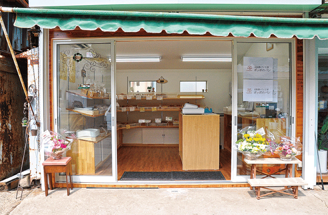 旧沼垂商店街、通称「沼垂テラス」に並ぶかわいいサイズのお店です。