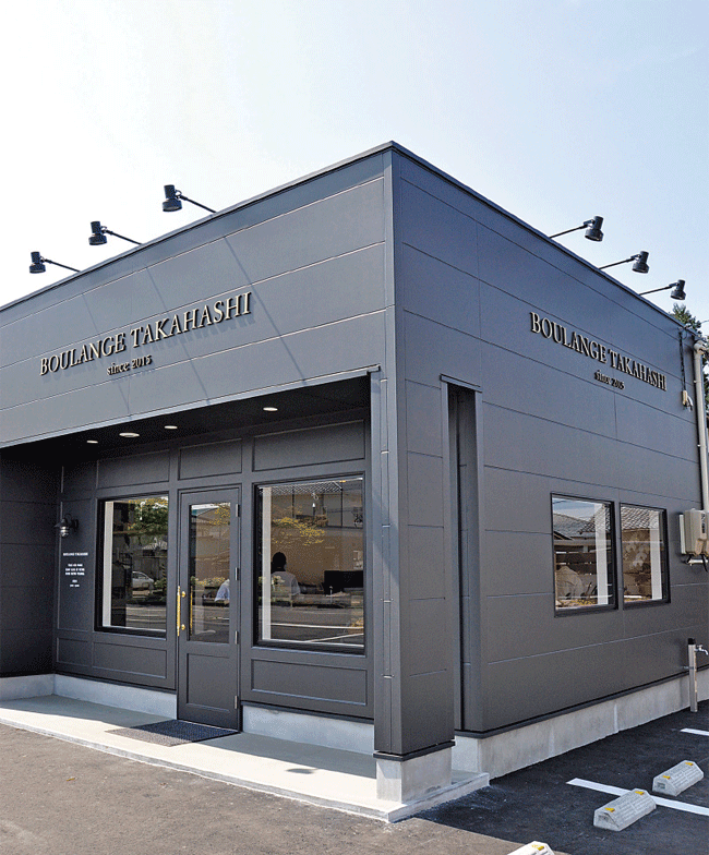 スタイリッシュな店構え。お店の前には広い駐車場があります。
