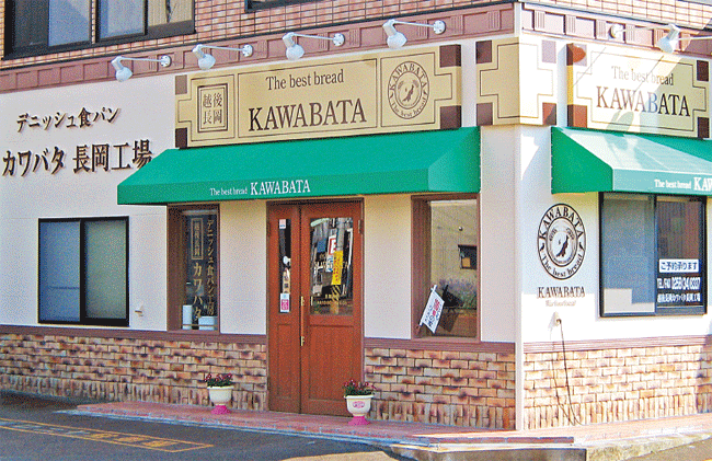 お店の外装も一新。表町小学校の近くにあります。