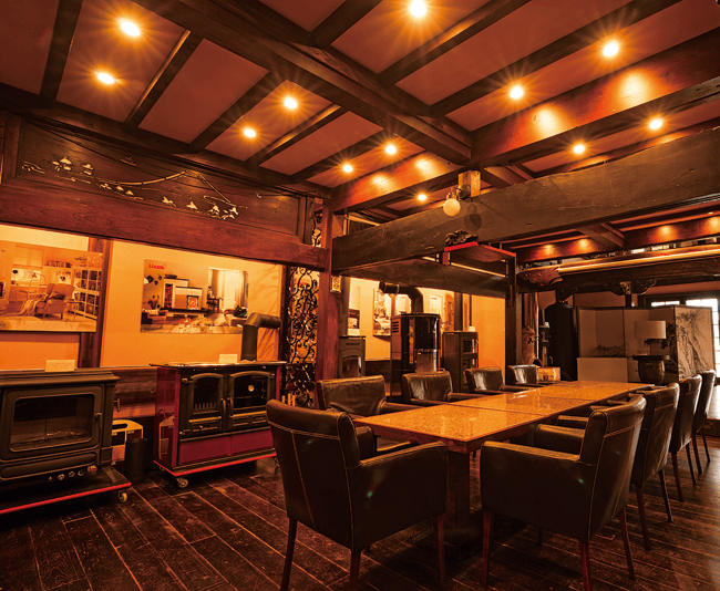 i͂j⒌͑O̗ق̂̂𐶂Aɂ̓e[uȂǈꕔJ[񂪎肵CeAB