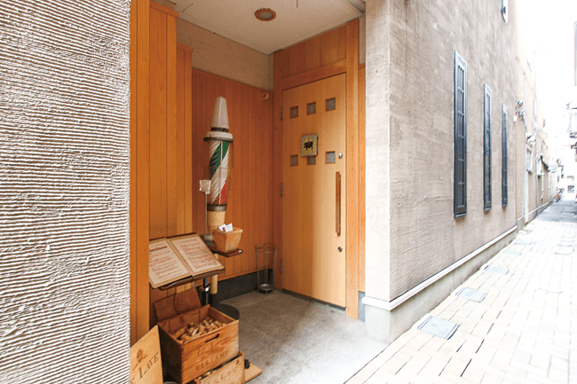 Ò9Ԓɂ鏬HɖʂAe[u2ƃJE^[̏ȓXB