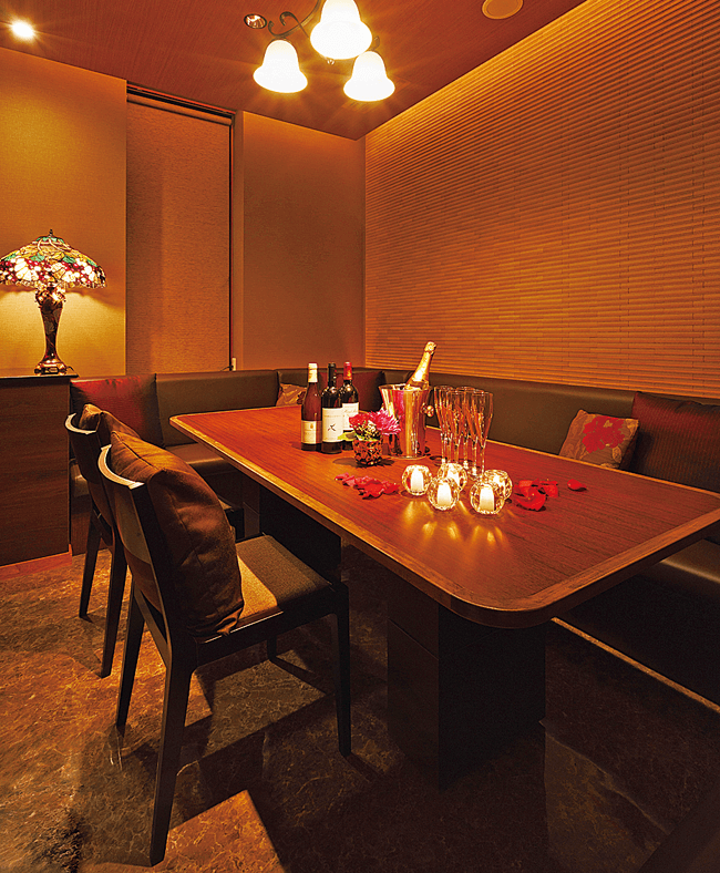 am̌̓e[uȁA@育̍~A~̈֎qȂȂǂ܂܁B