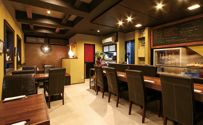 座席の間はゆったりめ。ところどころにアヒルのモチーフが。