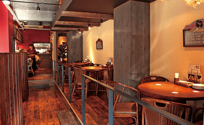 にぎやかなカウンター、テーブル席と、大人の雰囲気の半個室が。