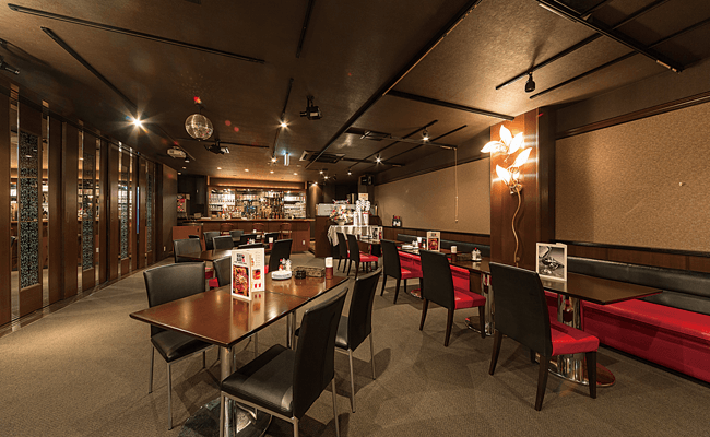 女性同士でふらりと寄れるバルの雰囲気。15名収容の個室もある。