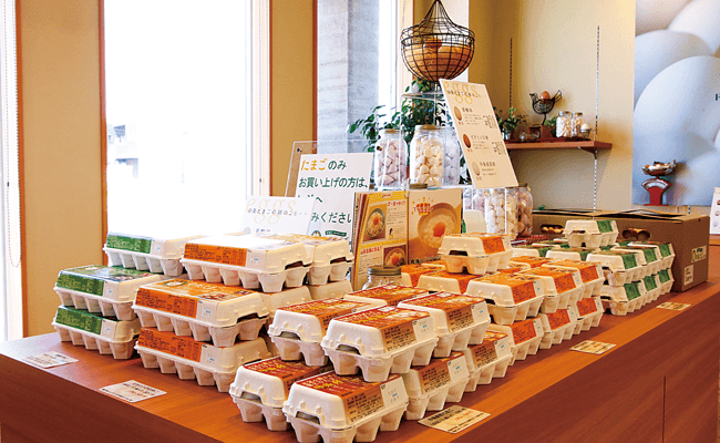 オレンジの屋根が目印。商品の受け渡しはこの小窓から。バースデーケーキの注文はホームページ記載のメールで1週間前までに。
