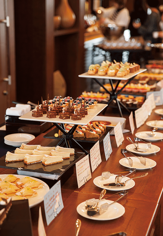 �H��̃f�U�[�g�̓��S���T�[�r�X�Ŋe�e�[�u���ɁB7��ނ���3�i�I�ׂ�B