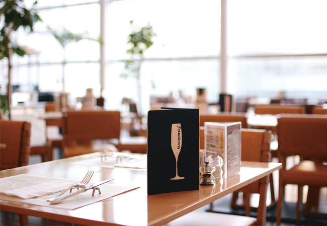 SERENA�i�Z���[�i�j�͓V�䍂7���[�g���A�ǈ�ʃK���X����̑呋��������~�蒍���B�z�e���Ȃ�ł͂̏㎿�ȋ�Ԃ��A�����`�̋C������荂�߂Ă����B