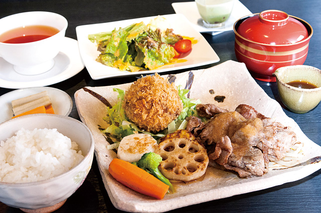 〈三田〉のミックスランチ(丸メンチカツ)