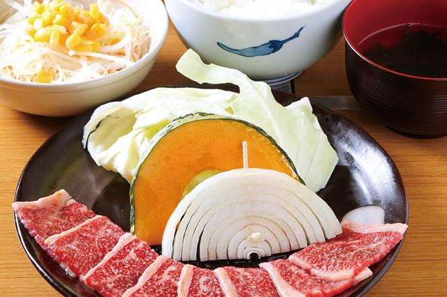 「焼肉 すき焼き しゃぶしゃぶ 豚牛 県庁前本店」の村上牛カルビランチ