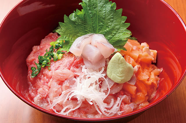 「海転 すし誠 中条店」の中おち丼