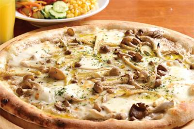 「TRATTORIA ORA HARACUCE」のキノコピザ