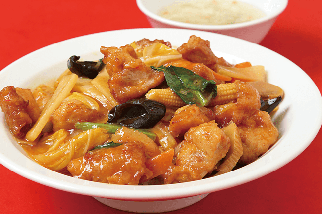 若鶏からあげ丼 842円(スープ付き)