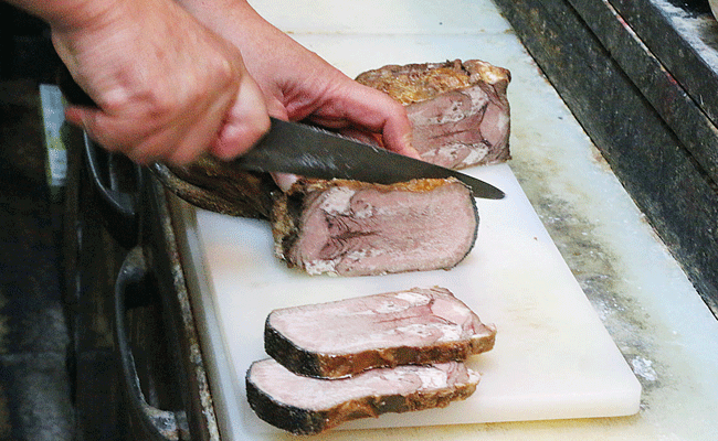 割烹 ふくゐろの分厚くカットした牛タンが1皿に3枚と、値段以上の価値を感じられる。2 〜3人でシェアしてちょうどいいボリュームなのでオトクだ。