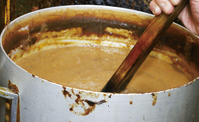 割烹 ふくゐろのタンシチューに使うデミグラスソースは20日間かけて作る伝統の味。日本酒を入れることで、酸味を抑えたまろやかな口当たりを生み出す。